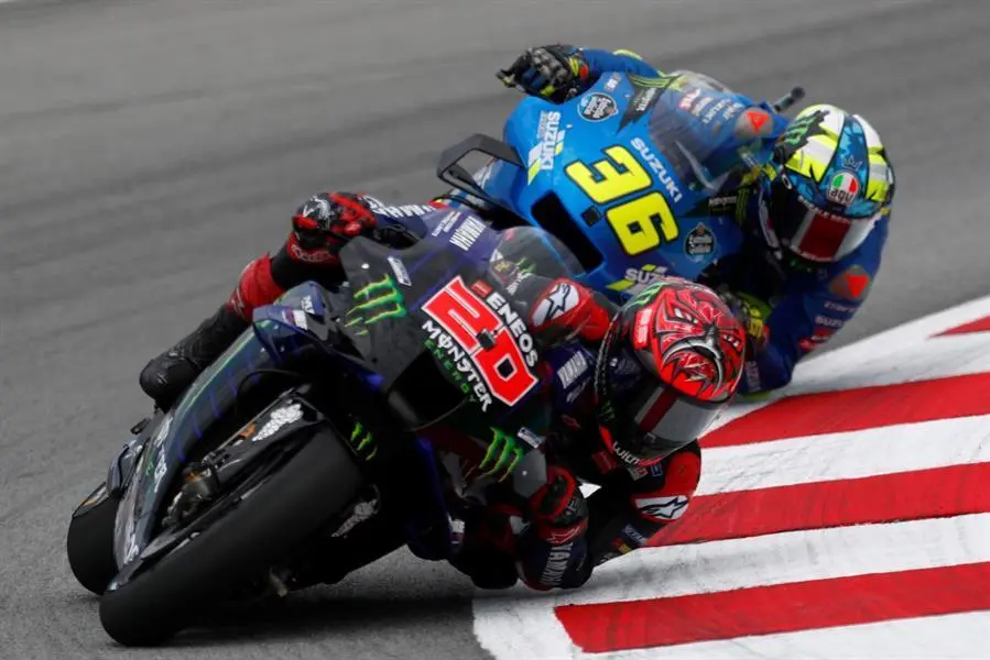 El piloto franc&eacute;s de Moto GP, Fabio Quartararo del equipo MONSTER ENERGY YAMAHA MotoGP seguido del espa&ntilde;ol Joan Mir del equipo TEAM SUZUKI ECSTAR durante la carrera de MotoGP del Gran Premio de Catalu&ntilde;a que se disputa este domingo en el circuito de Barcelona- Catalu&ntilde;a de Montmel&oacute;. EFE/Alejandro Garc&iacute;a