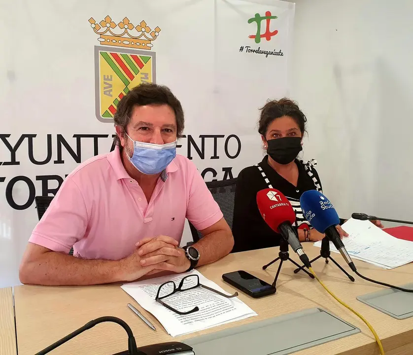 La concejala de Cultura, Esther V&eacute;lez, y el coordinador Carlos Alcorta presentan en rueda de prensa la IV Feria del Libro de Torrelavega.