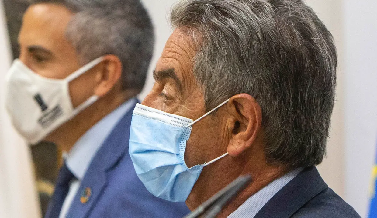 El presidente de Cantabria, Miguel &Aacute;ngel Revilla; el vicepresidente y consejero de Universidades, Igualdad, Cultura y Deporte, Pablo Zuloaga durante la rueda de prensa.