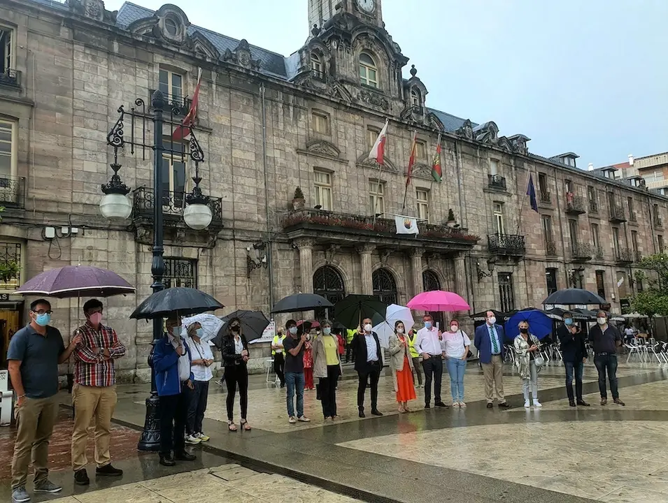 La corporaci&oacute;n del Ayuntamiento de Torrelavega durante el minuto de silencio. / ALERTA