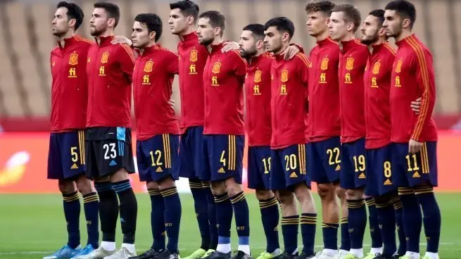 Los jugadores de Espa&ntilde;a escuchan el himno.