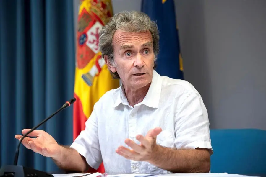 El director del Centro de Coordinaci&oacute;n de Alertas y Emergencias Sanitarias, Fernando Sim&oacute;n, durante la rueda de prensa.EFE/Luca Piergiovanni
