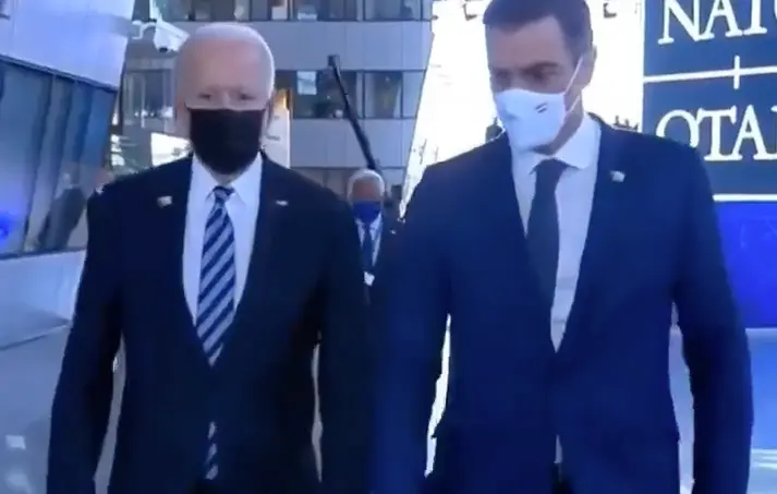 S&aacute;nchez junto a Biden en su breve encuentro. / ALERTA