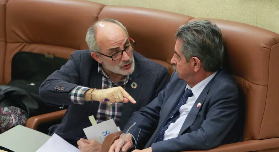 El consejero de Sanidad, Miguel Rodr&iacute;guez y M. A. Revilla. / ALERTA