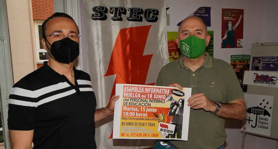 Jes&uacute;s Aguayo y Ra&uacute;l Ag&uuml;era con un cartel anunciador de la huelga. / Hardy