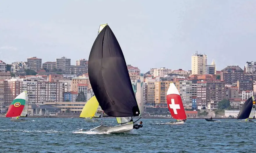 La Semana Internacional de la Vela de Santander, en la que participan tripulaciones de 14 naciones, con sus representantes ol&iacute;mpicos, sirve desde ayer de ensayo general para muchos de
estos deportistas.