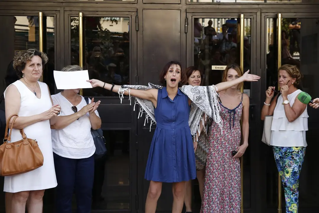 Archivo - Juana Rivas a su salida de los juzgados de Granada en verano de 2017 tras entregar a sus hijos.