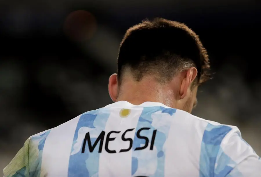 Lionel Messi de Argentina hoy, al final de un partido ante Chile de la Copa Am&eacute;rica ante Argentina en el estadio Ol&iacute;mpico Nilton Santos, en R&iacute;o de Janeiro (Brasil). EFE/Antonio Lacerda