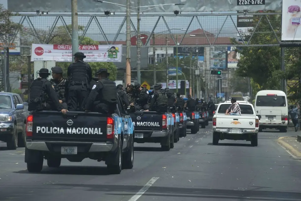Agentes de polic&iacute;a vigilan frente a la oficina del fiscal general donde F&eacute;lix Maradiaga, aspirante a candidato de la oposici&oacute;n, fue citado por las autoridades, en Managua, Nicaragua, la semana pasada. Fotograf&iacute;a: LA NACION
