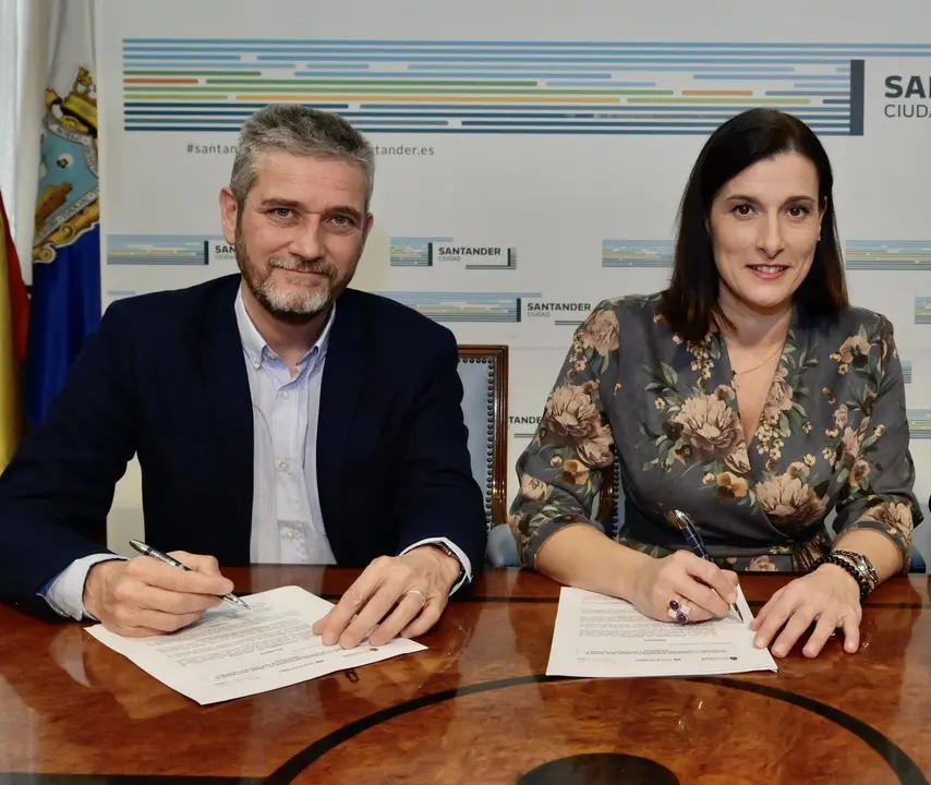 Archivo - La alcaldesa de Santander, Gema Igual (PP), y Javier Ceruti, portavoz de Cs en el Ayuntamiento. Archivo