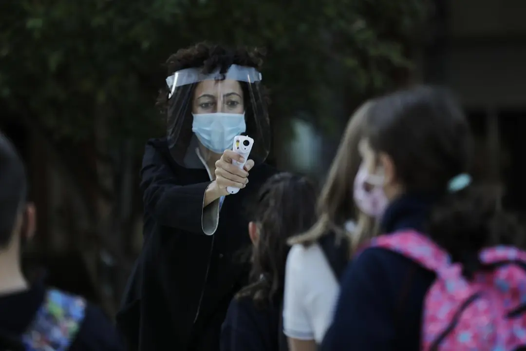 Archivo - Toma de temperatura a alumnos de un colegio, foto de archivo