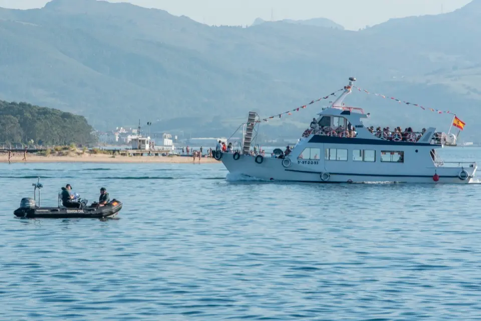 Una patrulla de la Guardia Civil mar&iacute;tima por las aguas de Santo&ntilde;a. / REGUERA