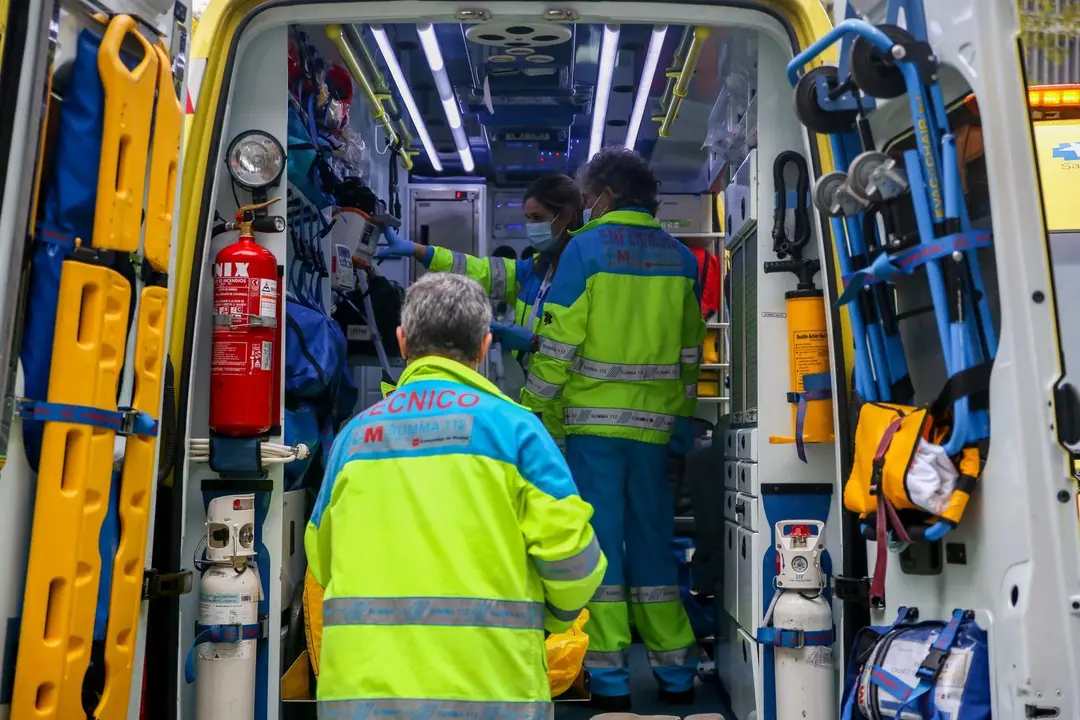 Archivo - Un grupo de sanitarios del SUMMA 112 en un d&iacute;a de servicio de la segunda ola del coronavirus, en Madrid (Espa&ntilde;a), a 16 de noviembre de 2020. 