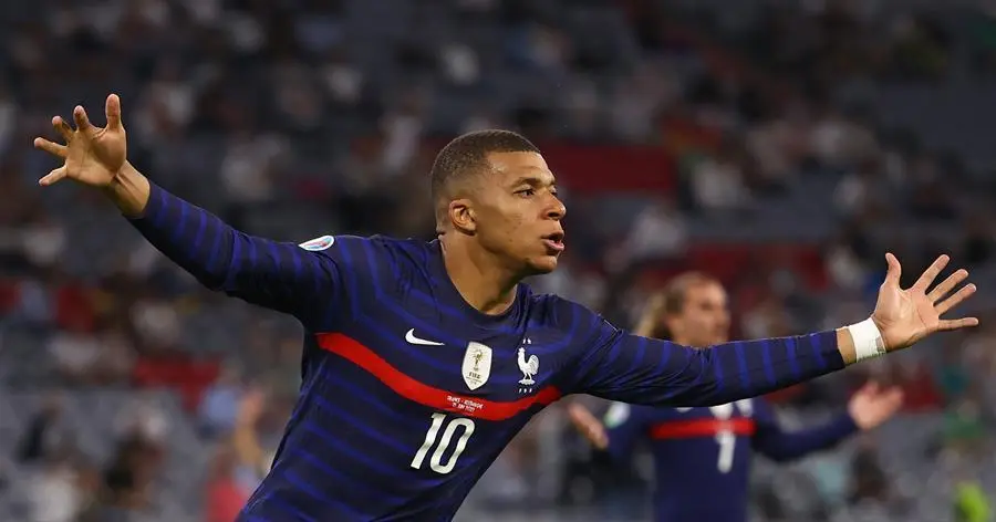 Kylian Mbappe, de Francia, celebra tras marcar un gol que posteriormente fue anulado por fuera de juego. EFE/EPA/Kai Pfaffenbac