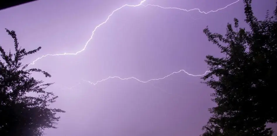 Rayos de tormenta en Suances (Cantabria). EFE/Pedro Puente Hoyos/Archivo