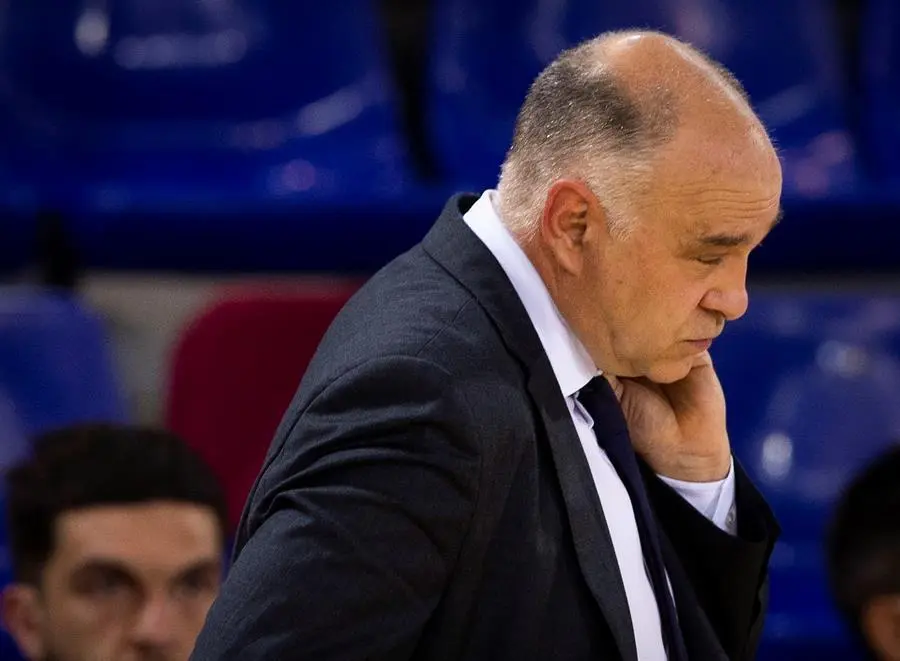 El entrenador del Real Madrid, Pablo Laso, durante el segundo partido de la final de la Liga Endesa que Bar&ccedil;a y Real Madrid juegan hoy martes en el Palau Blaugrana. EFE/ Enric Fontcuberta