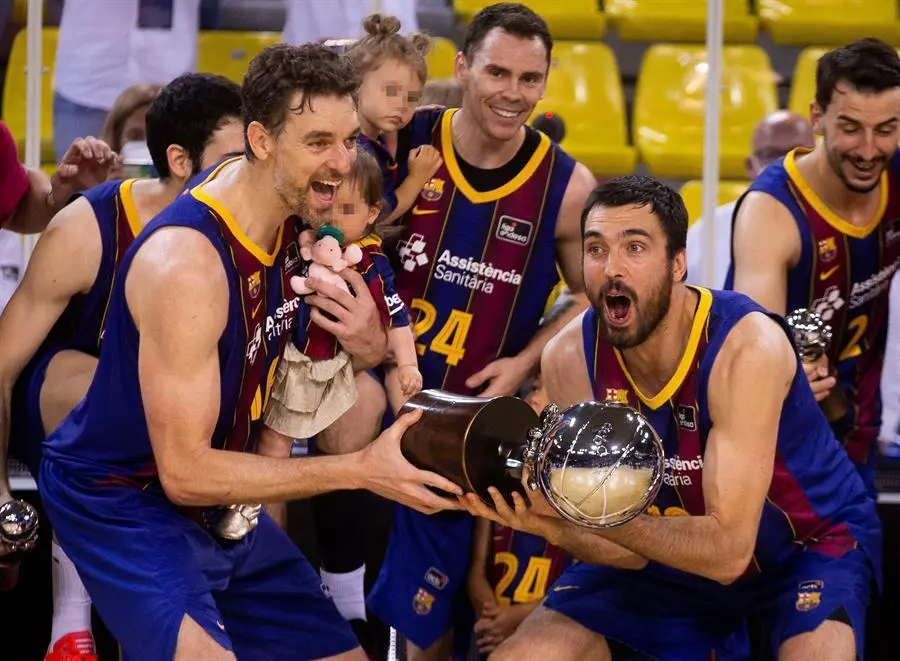 El capit&aacute;n del Bar&ccedil;a Pier Oriola (d) y Pau Gasol (i) levantan el trofeo que les acredita campeones de la Liga Endesa, tras derrotar al Real Madrid en el segundo encuentro de la final disputado hoy martes en el Palau Blaugrana, en Barcelona. EFE/ Enric Fontcuberta.