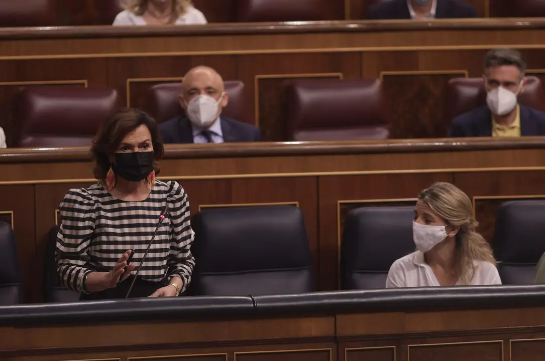 La vicepresidenta primera y ministra de la Presidencia, Relaciones con las Cortes y Memoria Democr&aacute;tica, Carmen Calvo, interviene en una sesi&oacute;n de control al Gobierno.