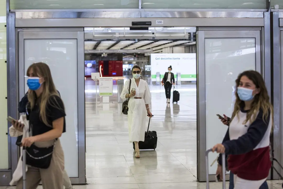 Pasajeros a su llegada a las instalaciones de la Terminal T4  del Aeropuerto Adolfo Su&aacute;rez Madrid-Barajas