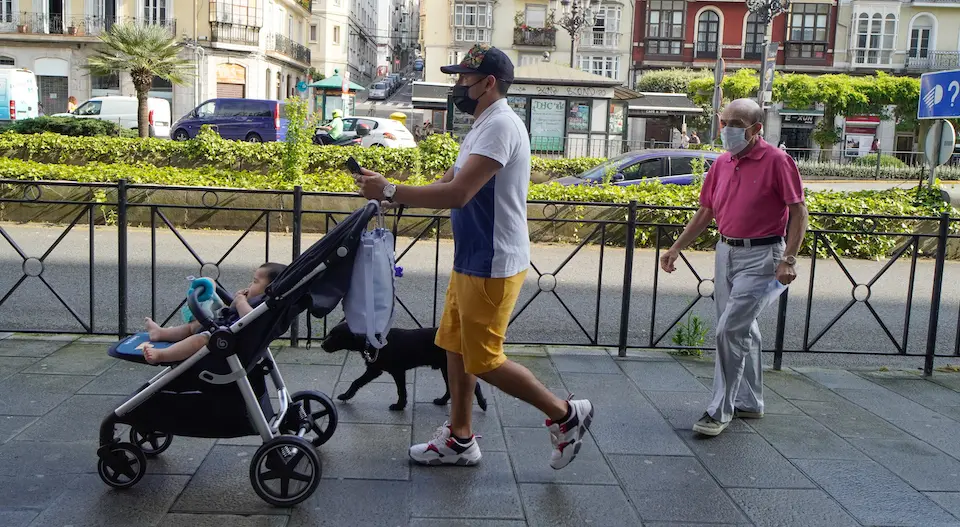 Varias personas transitan por el centro de Santander. / Hardy