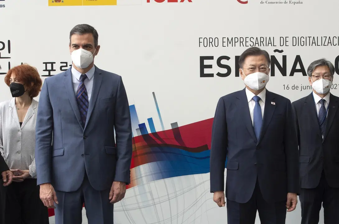 El presidente del Gobierno, Pedro S&aacute;nchez, y el presidente de Corea del Sur, Moon Jae In