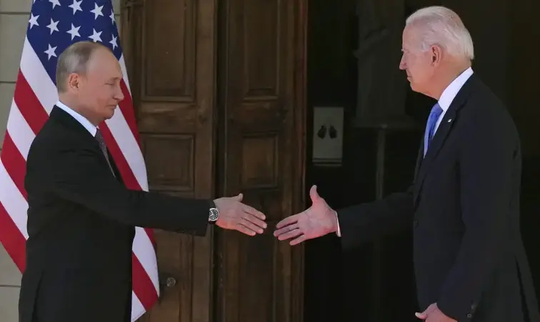 El presidente ruso Vladimir Putin, a la izquierda, y el presidente estadounidense Joe Biden se dan la mano durante su reuni&oacute;n en la "Villa la Grange" en Ginebra, Suiza. Fotograf&iacute;a: Alexander Zemlianichenko/AP