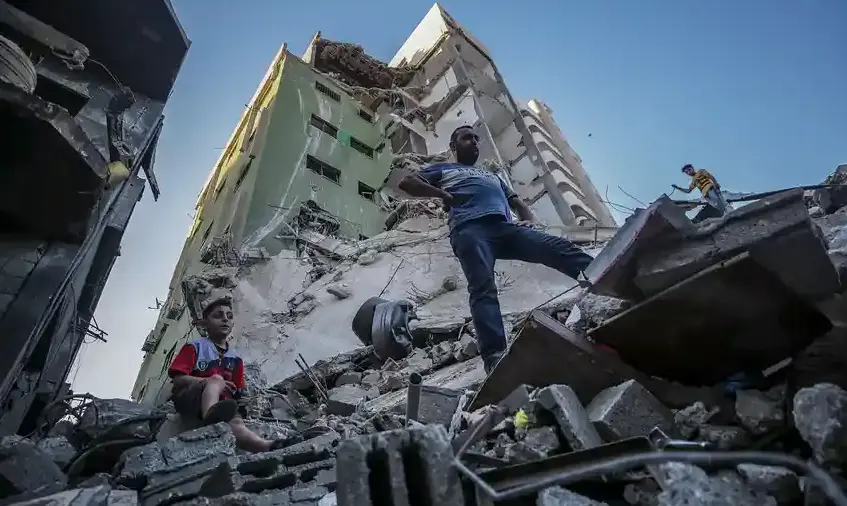 Un palestino observa los da&ntilde;os causados en su vivienda por un bombardeo israel&iacute; en la ciudad de Gaza. EFE/EPA/MOHAMMED SABER