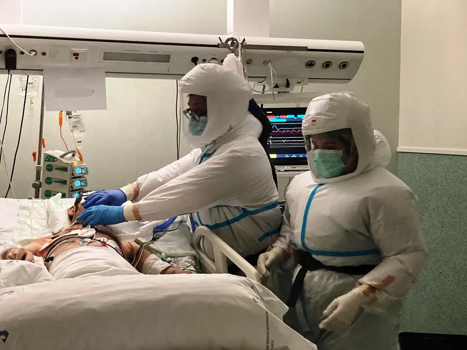 Archivo - Profesionales de la Unidad de Cuidados Intensivos (UCI) del Hospital Santa Luc&iacute;a est&aacute;n ensayando estos equipos que permiten optimizar los tiempos e incrementar la calidad del trabajo