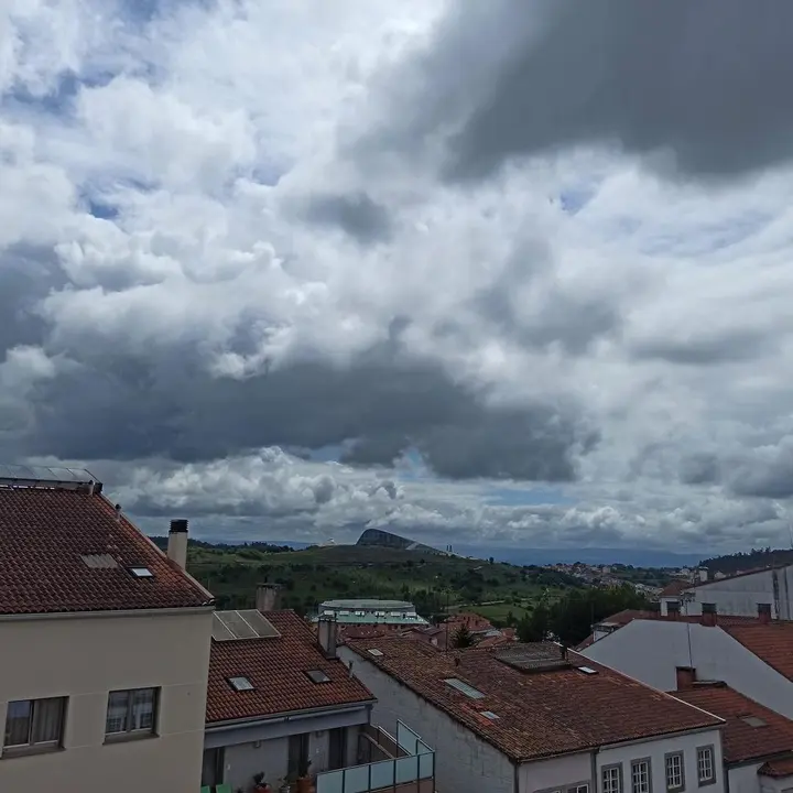 Archivo - Jornada de nubes y claros en Santiago de Compostela, con chubascos intermitentes