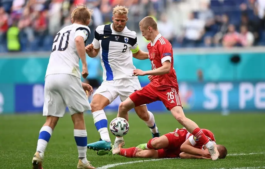 Paulus Arajuuri (2-L) de Finlandia en acci&oacute;n contra Maksim Mukhin (2-R) de Rusia durante el partido de f&uacute;tbol de la ronda preliminar del grupo B de la UEFA EURO 2020 entre Finlandia y Rusia en San Petersburgo, Rusia, 16 de junio de 2021. (Finlandia, Rusia) EFE/EPA/Kirill Kudryavtsev / POOL (RESTRICCIONES: S&oacute;lo para fines informativos editoriales. Las im&aacute;genes deben aparecer como im&aacute;genes fijas y no deben emular las secuencias de v&iacute;deo de la acci&oacute;n del partido. Las fotograf&iacute;as que se publiquen en las publicaciones en l&iacute;nea deber&aacute;n tener un intervalo de al menos 20 segundos entre la publicaci&oacute;n).