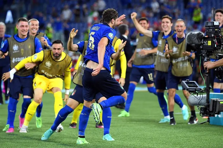 Manuel Locatelli (C) de Italia celebra con sus compa&ntilde;eros de equipo despu&eacute;s de marcar el 1-0 durante el partido de f&uacute;tbol de la ronda preliminar del grupo A de la Eurocopa 2020 entre Italia y Suiza en Roma, Italia, el 16 de junio de 2021. (Italia, Suiza, Roma) EFE/EPA/Ettore Ferrari