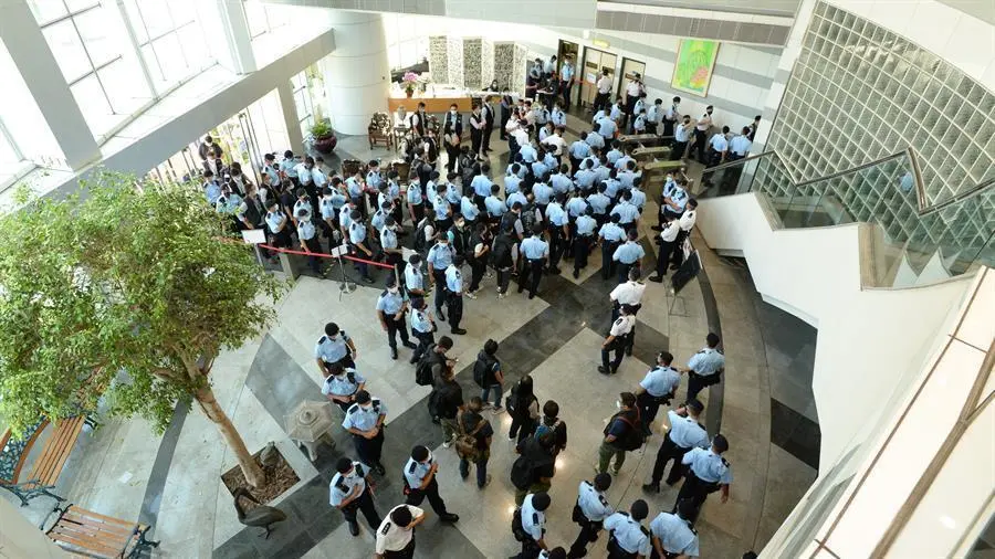 Una foto de mano facilitada por Apple Daily muestra a agentes de polic&iacute;a llegando a la oficina de Next Media, editor de Apple Daily, en Hong Kong, China, el 17 de junio de 2021. La polic&iacute;a de seguridad nacional de Hong Kong detuvo a cinco directores del peri&oacute;dico Apple Daily bajo la sospecha de conspiraci&oacute;n para coludir con fuerzas extranjeras en virtud de la legislaci&oacute;n impuesta por China. EFE/EPA/APPLE DAILY / HANDOUT HONG KONG Y TAIWAN OUT HANDOUT EDITORIAL USE ONLY/NO SALES