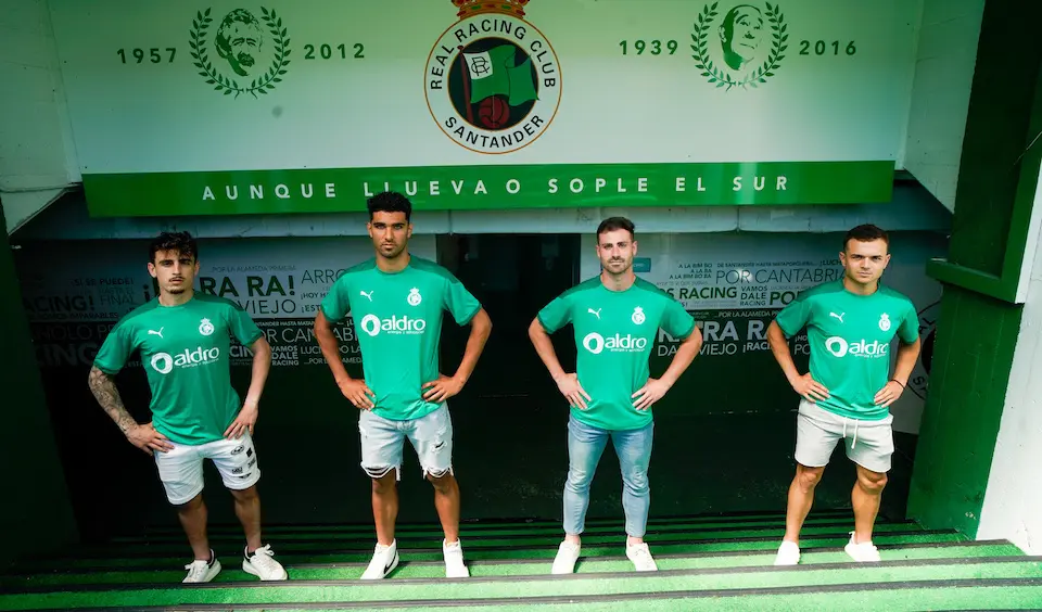De izquierda a derecha, Iv&aacute;n Alonso, Brayan, Dani Salas y Sa&uacute;l Garc&iacute;a, en el t&uacute;nel de vestuarios de Los Campos de Sport.