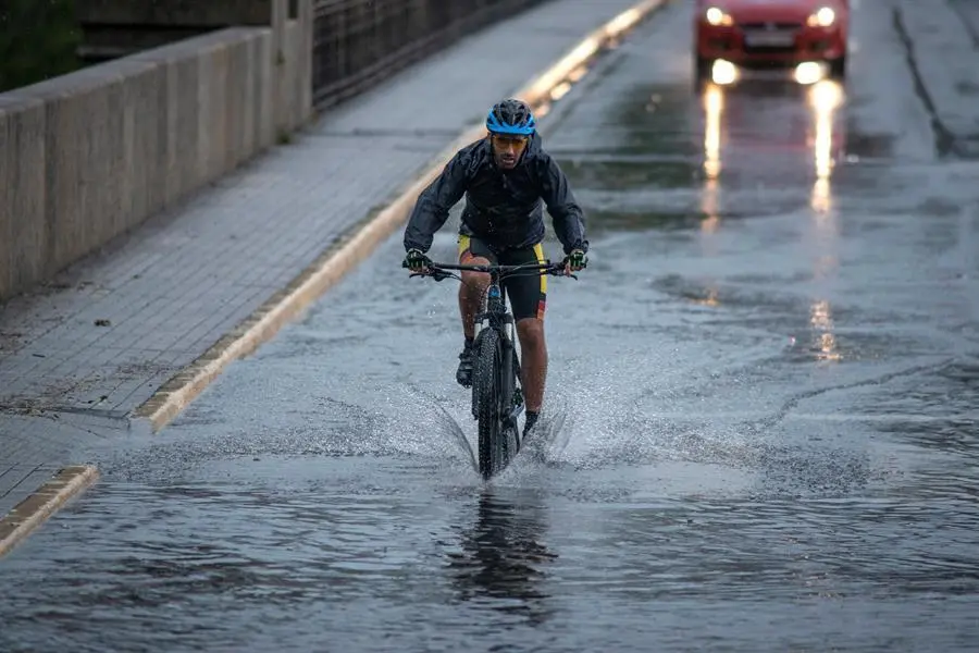 Un ciclista cruza el Puente Nuevo de Ourense bajo una intensa lluvia, este mi&eacute;rcoles. La Direcci&oacute;n Xeral de Emerxencias e Interior de la Vicepresidencia de la Xunta de Galicia ha activado una alerta naranja por tormentas y fuertes precipitaciones en las provincias de Lugo y Ourense. EFE/ Brais Lorenzo