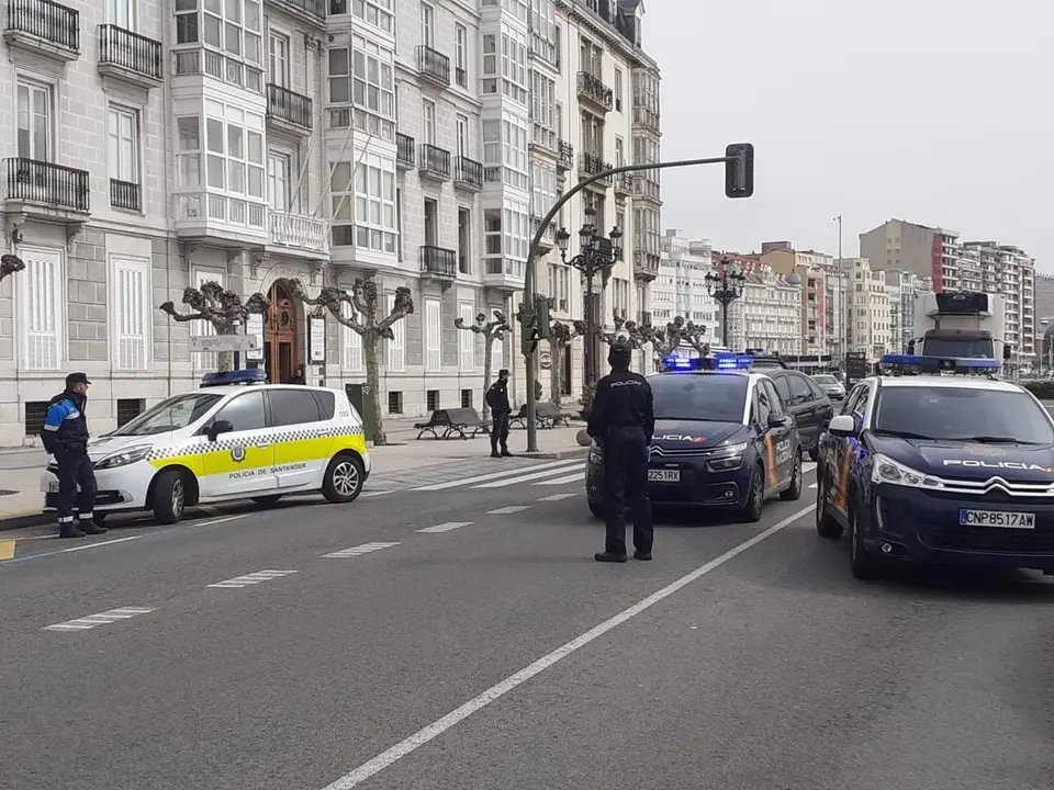 Dispositivo de control de las polic&iacute;as nacional y local en Santander.