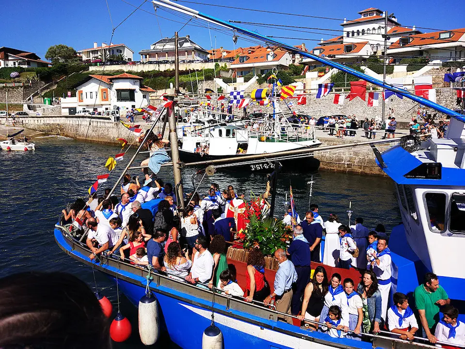 Procesion maritima del Cristo del Amparo en una edici&oacute;n pasada. / ALERTA