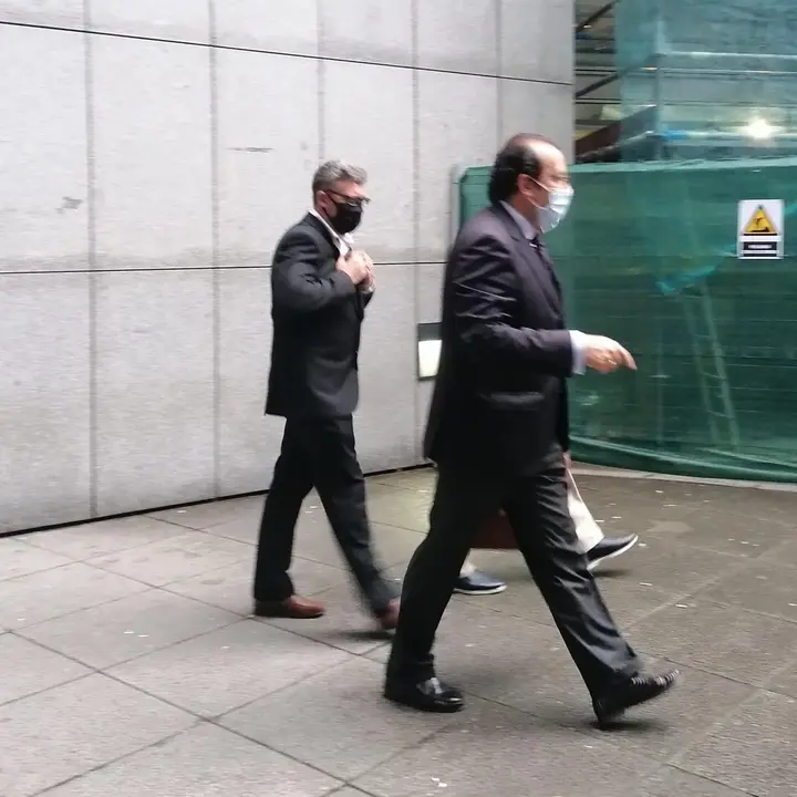 El condenado saliendo del juzgado detr&aacute;s de su abogado.