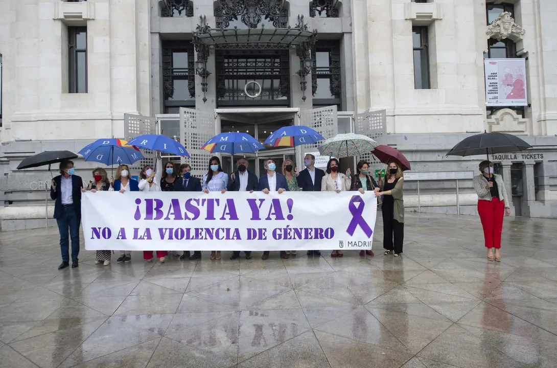 Pancarta contra la violencia de g&eacute;nero, durante el minuto de silencio convocado por el Ayuntamiento de Madrid condenando el asesinato de una vecina de Moratalaz.