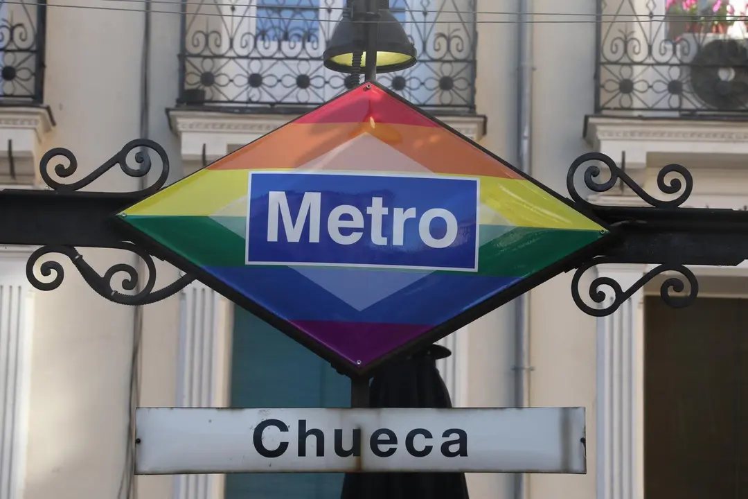 Archivo - Metro de Chueca tras su cambio de imagen con motivo de la celebraci&oacute;n del Orgullo LGTBI+ 2020, en la Plaza de Chueca, Madrid (Espa&ntilde;a), a 29 de junio de 2020.