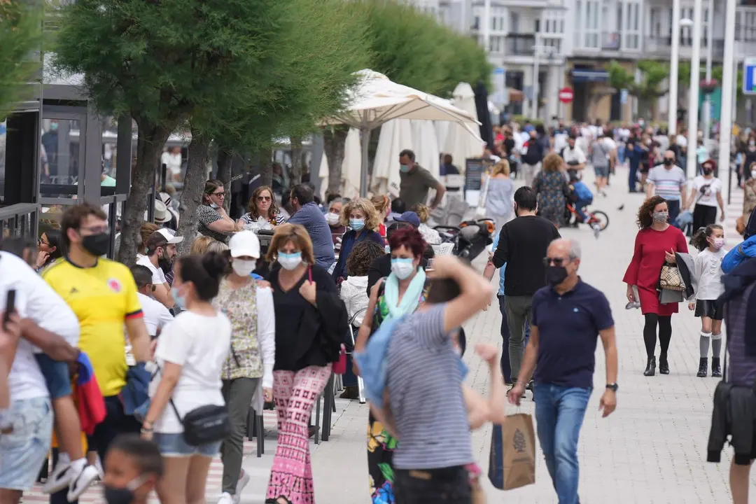 Archivo - Las calles de Castro Urdiales llenas de gente.