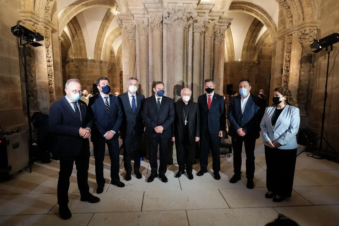 El conselleiro de Cultura y Educaci&oacute;n de la Xunta de Galicia, Rom&aacute;n Rodr&iacute;guez (2i); el ministro de Transportes, Movilidad y Agenda Urbana, Jos&eacute; Luis &Aacute;balos (3i); el arzobispo compostelano, monse&ntilde;or Juli&aacute;n Barrio; y el delegado de Gobierno en Galicia, Jos&eacute;