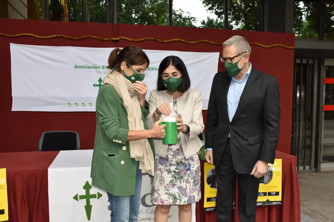 La ministra de Sanidad, Carolina Darias, participa en la cuestaci&oacute;n de la AECC para colaborar en la lucha contra el c&aacute;ncer