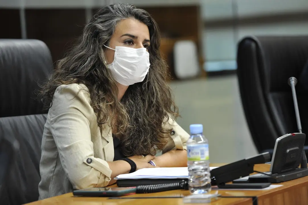 La diputada de Unidas por Extremadura Irene de Miguel, sentada en su esca&ntilde;o.