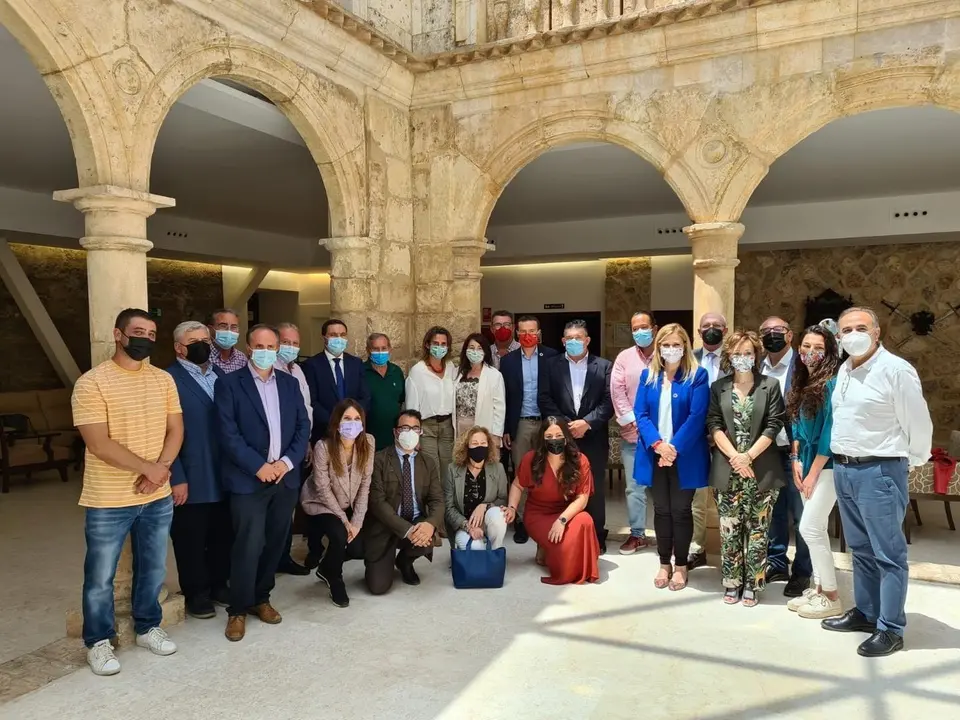 La ministra para la Transici&oacute;n Ecol&oacute;gica y el Reto Demogr&aacute;fico, Teresa Ribera, en una reuni&oacute;n con alcaldes y alcaldesas de la provincia de Cuenca