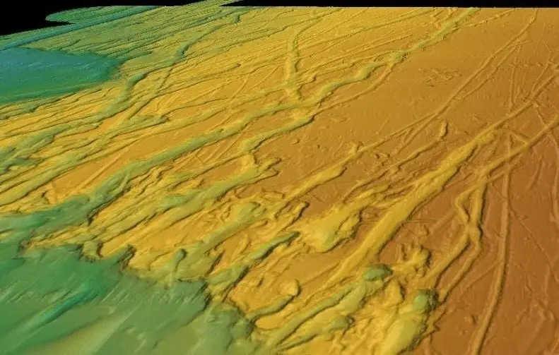 Estas vistas en perspectiva 3D de la batimetr&iacute;a del lecho marino de un sonar multihaz en alta mar de Carolina del Sur muestran numerosos surcos tallados por icebergs a la deriva.