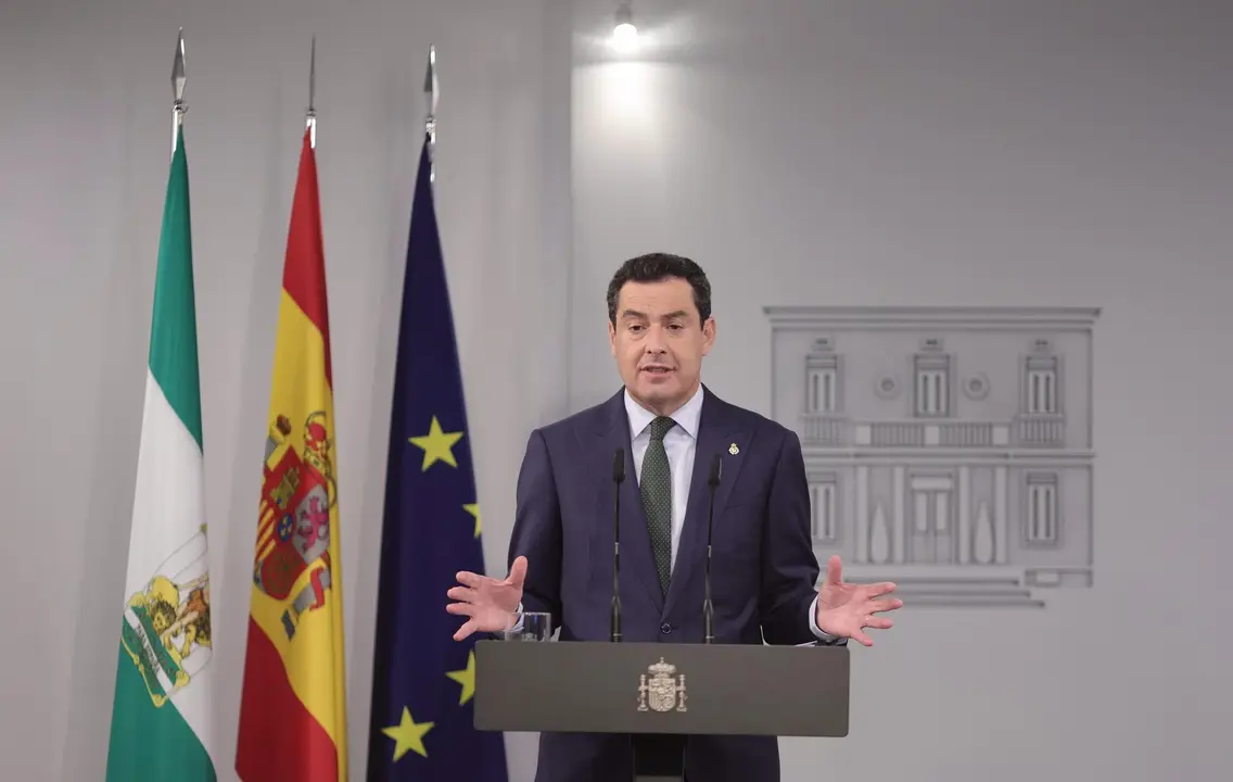 El presidente de la Junta de Andaluc&iacute;a, Juan Manuel Moreno Bonilla, ofrece una rueda de prensa tras su reuni&oacute;n con el presidente del Gobierno, Pedro S&aacute;nchez, en el Palacio de la Moncloa, a 17 de junio de 2021. Se trata de la primera reuni&oacute;n oficial de amb