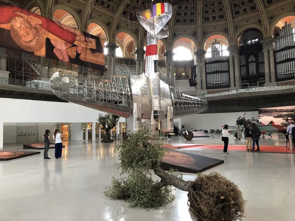La instalaci&oacute;n 'Aeron&aacute;utica [vuelo] interior', de Francesc Torres, incluye diversos elementos de la Guerra Civil, como el bombardero sovi&eacute;tico 'Katiuska', que se empareja con una reproducci&oacute;n magnificada de la 'Crucifixi&oacute;n de San Pedro', de Pere Serra.