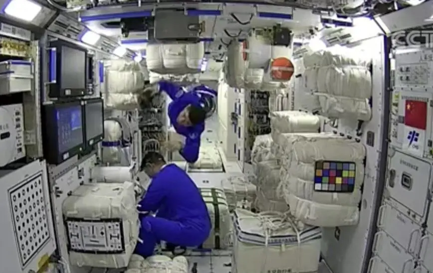 Primeros astronautas chinos trabajando en su estaci&oacute;n espacial