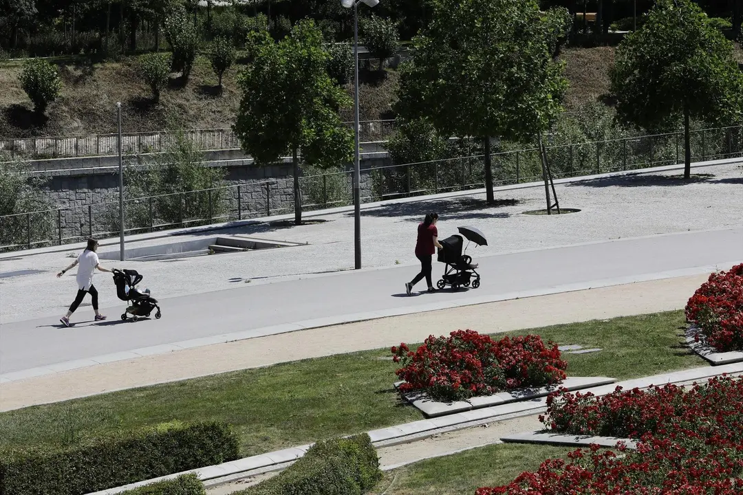 Archivo - Dos madres con carritos de beb&eacute; pasean en Madrid R&iacute;o, abierto en la fase 1 de la desescalada, cuya entrada supone la apertura de los grandes parques de Madrid, que permanec&iacute;an cerrados para evitar aglomeraciones, y que se suman a los recintos de