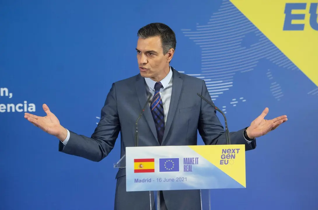 El presidente del Gobierno, Pedro S&aacute;nchez, interviene despu&eacute;s de su reuni&oacute;n con la presidenta de la Comisi&oacute;n Europea, en la sede de Red El&eacute;ctrica de Espa&ntilde;a, a 16 de junio de 2021, en Alcobendas, Madrid (Espa&ntilde;a). La Comisi&oacute;n Europea ha dado hoy el visto bu